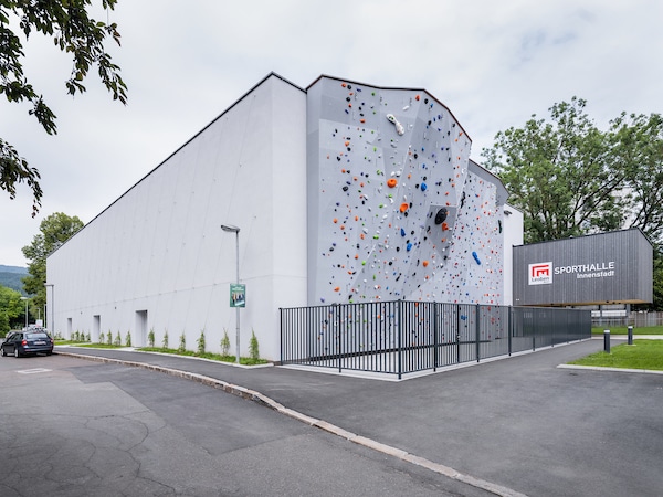 Neue Sporthalle in Leoben, Außenansicht mit Boulderanlage