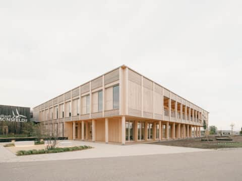 Windkraft Simonsfeld_Juri Troy_Patrick Johannsen Fotografie_01_1_Exterior_12 Windkraft Simonsfeld - Zubau Bürogebäude - Holzbau - Eingangsbereich Außensicht